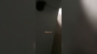 大胆坑神藏身办公楼女厕，全方位偸拍超多小姐姐方便，拍脸又拍逼1