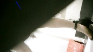 魔手⚫️外购厕拍全景！美女如云商场手持镜头偸拍超多都市漂亮小姐姐方便