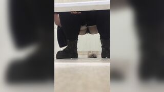 精品厕拍，大胆坑神藏身办公楼女厕，全方位偸拍超多小姐姐方便，拍各种大屁股