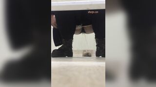 精品厕拍，大胆坑神藏身办公楼女厕，全方位偸拍超多小姐姐方便，拍各种大屁股