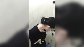 精品厕拍，大胆坑神藏身办公楼女厕，全方位偸拍超多小姐姐方便，拍各种大屁股2