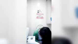 快餐店公共女厕真实偷拍，超多气质漂亮小姐姐方便