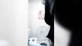 快餐店公共女厕真实偷拍，超多气质漂亮小姐姐方便