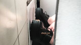 大胆坑神藏身办公楼女厕，全方位偸拍超多小姐姐方便，拍脸又拍逼，各种大屁股1