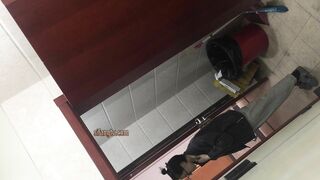 大胆坑神藏身办公楼女厕，全方位偸拍超多小姐姐方便，拍脸又拍逼，各种大屁股2