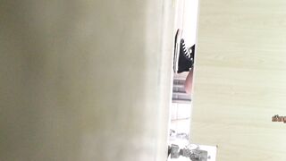 大胆坑神藏身办公楼女厕，全方位偸拍超多小姐姐方便，拍脸又拍逼，各种大屁股2