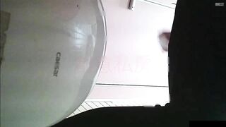 台湾大神潜入新北高中女厕 全景偷拍多位漂亮学妹各种极品美鲍鱼2