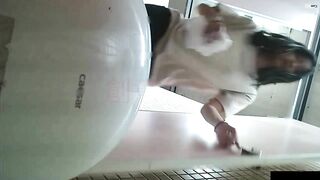 台湾大神潜入新北高中女厕 全景偷拍多位漂亮学妹各种极品美鲍鱼3