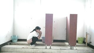 大神潜入女厕全景偷拍 刚刮过B毛的美女职员.