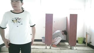 大神潜入女厕全景偷拍 刚刮过B毛的美女职员.