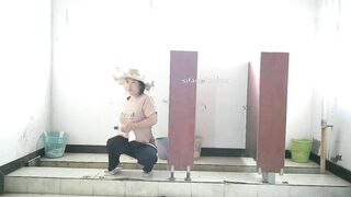 大神潜入女厕全景偷拍 刚刮过B毛的美女职员.