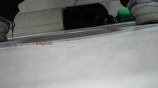 坑神藏身办公楼女厕，全方位偸拍超多小姐姐方便，拍脸又拍逼，各种大屁股