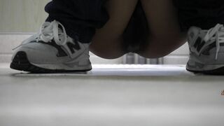 坑神藏身办公楼女厕，全方位偸拍超多小姐姐方便，拍脸又拍逼，各种大屁股0