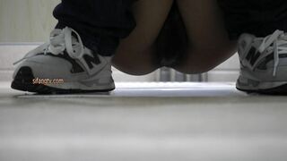 坑神藏身办公楼女厕，全方位偸拍超多小姐姐方便，拍脸又拍逼，各种大屁股0