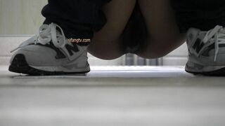 坑神藏身办公楼女厕，全方位偸拍超多小姐姐方便，拍脸又拍逼，各种大屁股0