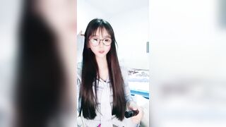 高颜值白富美，抖音网红女神【小馋猫】还是下海了，美到爆究极反差，诱人裸舞，脸穴同框自慰喷水.0