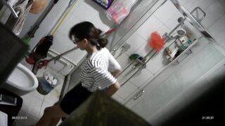 贵在真实】，冒死趴窗偷拍隔壁出租屋卫生间，合租嫩姐妹日常嘘嘘和洗澡