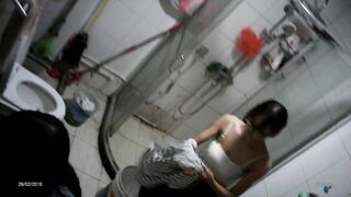 贵在真实】，冒死趴窗偷拍隔壁出租屋卫生间，合租嫩姐妹日常嘘嘘和洗澡