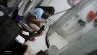 贵在真实】，冒死趴窗偷拍隔壁出租屋卫生间，合租嫩姐妹日常嘘嘘和洗澡