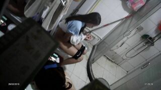 贵在真实】，冒死趴窗偷拍隔壁出租屋卫生间，合租嫩姐妹日常嘘嘘和洗澡