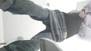 厕拍】，商场女厕固定机位真实偷拍，一波接一波小姐姐方便，赏脸赏逼，后位雪白大屁股看双洞1