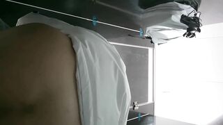 精品厕拍】，商场女厕固定机位真实偷拍，一波接一波小姐姐方便，赏脸赏逼，后位雪白大屁股看双洞