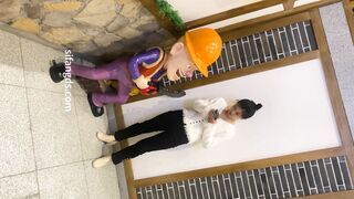 大神潜入办公楼女厕全景偷拍 两位美女同事的极品鲍鱼