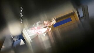 大神潜入办公楼女厕全景偷拍 两位美女同事的极品鲍鱼