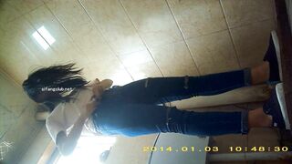 厕拍，蹲坑脸逼同框偷拍，超多小姐姐方便有长腿美女9