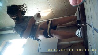 精品厕拍】，蹲坑脸逼同框偷拍，超多小姐姐方便，有长腿美女1