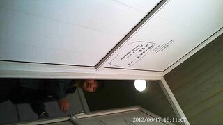 大神潜入学校女厕 全景双镜头偷拍多位漂亮学妹嘘嘘B脸同步1