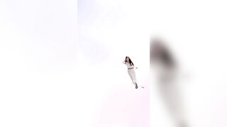 大神潜入办公楼女厕小手电补光偷拍几位极品美女同事的私密花园