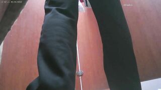 路边公厕全景偷拍众多的少妇嘘嘘 还有几位高颜值美女