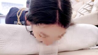 推特28万粉丝国产原创丝袜足交博主「酥小强」老有兄弟要看我弄她，那么今天又来啦！先让我的小姘头撩拨她，试试小妹妹的舌头可灵活