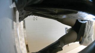 酒吧女厕全景偷拍多位美女嘘嘘 还有几位不错的黑丝小姐姐