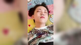 在单位宿舍被领导潜规则的美女实习生各种姿势露脸啪啪