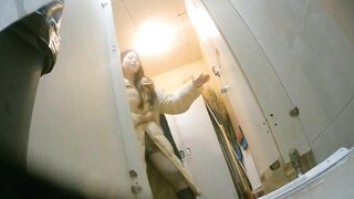 商场女厕全景后拍 络绎不绝的美女前来嘘嘘.