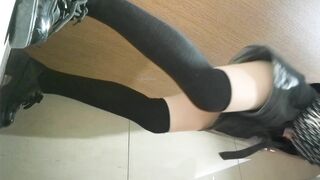 精品厕拍，美女如云女蹲厕真实偷拍，赏脸赏逼各种类型小姐姐方便，太炸了，都漂亮还有卡哇伊制服嫩妹9