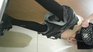 精品厕拍，美女如云女蹲厕真实偷拍，赏脸赏逼各种类型小姐姐方便，太炸了，都漂亮还有卡哇伊制服嫩妹9