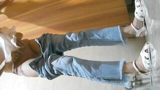 精品厕拍，商场女厕脸穴同框近景偷拍，多位长腿美女方便，嘘嘘没拿纸，完事抖一抖屁股09