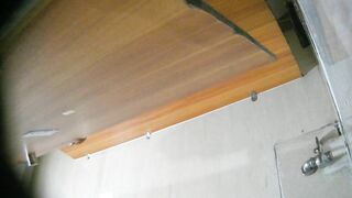 精品厕拍，商场女厕脸穴同框近景偷拍，多位长腿美女方便，嘘嘘没拿纸，完事抖一抖屁股