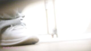 台湾小吃街女厕全景偷拍❤️5位美少妇的私密花园01