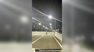 天花板露出狂人御姐【cikaimoon】付费④，更大胆直接，全裸与老农聊天帮人干活