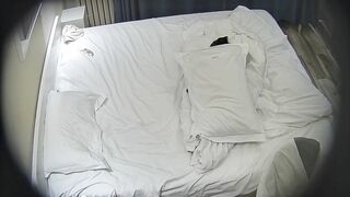 新片速度高校附近安防酒店偷拍 学生情侣开房清纯眼镜学妹穿着黑丝给男友打飞机被哄骗插入哭了