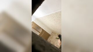 贵在真实，色胆包天公寓房趴气窗偷拍，多位小姐姐洗澡，都是苗条型的，还有大奶子高颜值，爽歪歪