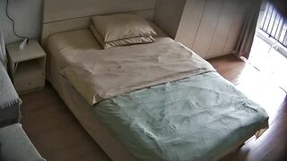 六月最新流出 大学城附近酒店摄像头偷拍 大学生情侣高颜值小仙女被男友暴力抠逼高潮喷水1