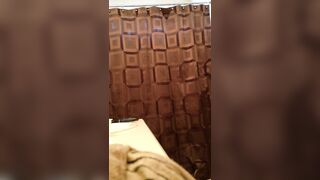 贵在真实，咸湿房主出租房正面高清偷拍，年轻混血租客小姐姐洗澡出浴全过程