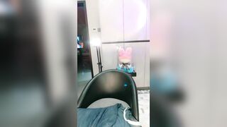 黑丝露脸爽到尖叫的铁锤妹妹精彩小秀，跟狼友撩骚互动揉奶玩逼，高频跳蛋塞逼里让狼友调教，表情好骚真刺激