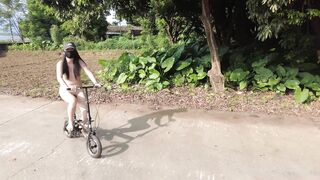 2025年新品，天花板露出狂人御姐【cikaimoon】无视路人，全裸下乡闲逛，露点给独居老人做饭9