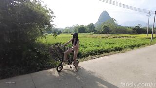 2025年新品，天花板露出狂人御姐【cikaimoon】无视路人，全裸下乡闲逛，露点给独居老人做饭9